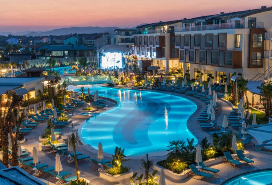 Liberty Fabay Fethiye | Proyecto de madera natural para la piscina del hotel