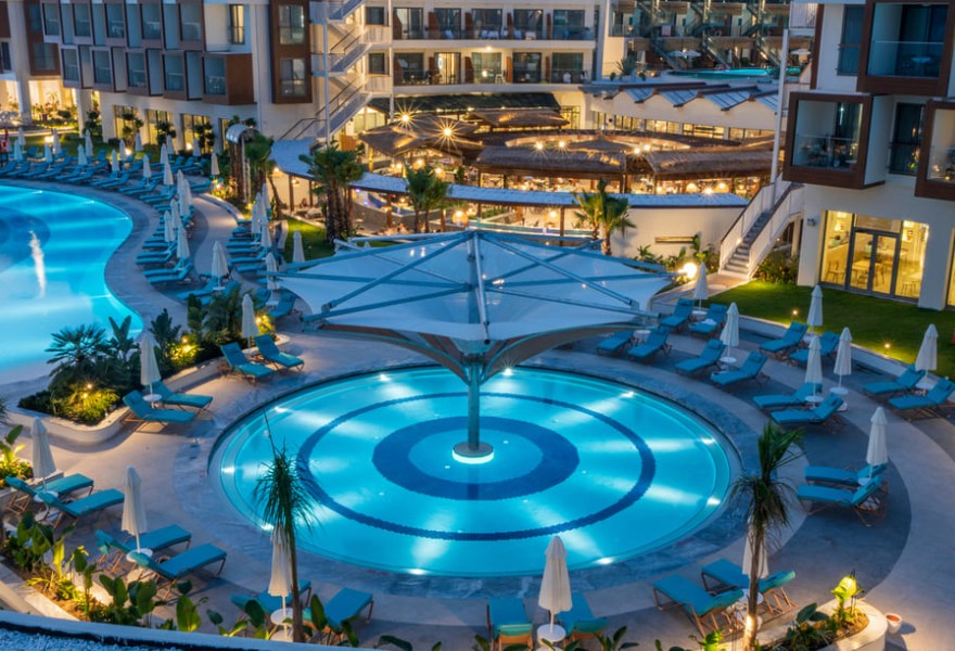 Liberty Fabay Fethiye | Proyecto de madera natural para la piscina del hotel