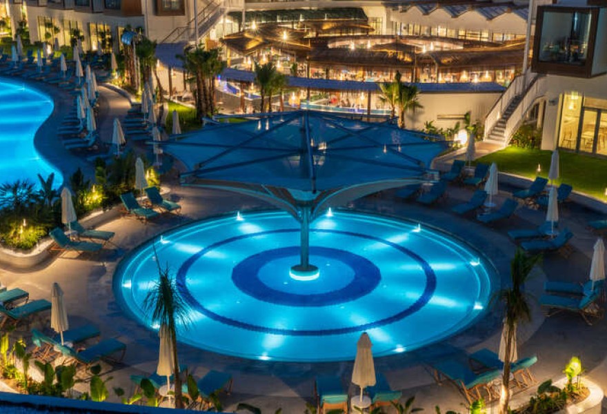 Liberty Fabay Fethiye | Proyecto de madera natural para la piscina del hotel