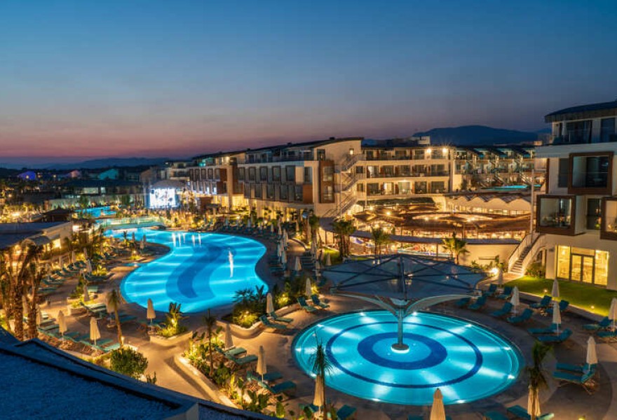 Liberty Fabay Fethiye | Proyecto de madera natural para la piscina del hotel