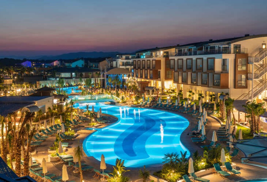 Liberty Fabay Fethiye | Proyecto de madera natural para la piscina del hotel