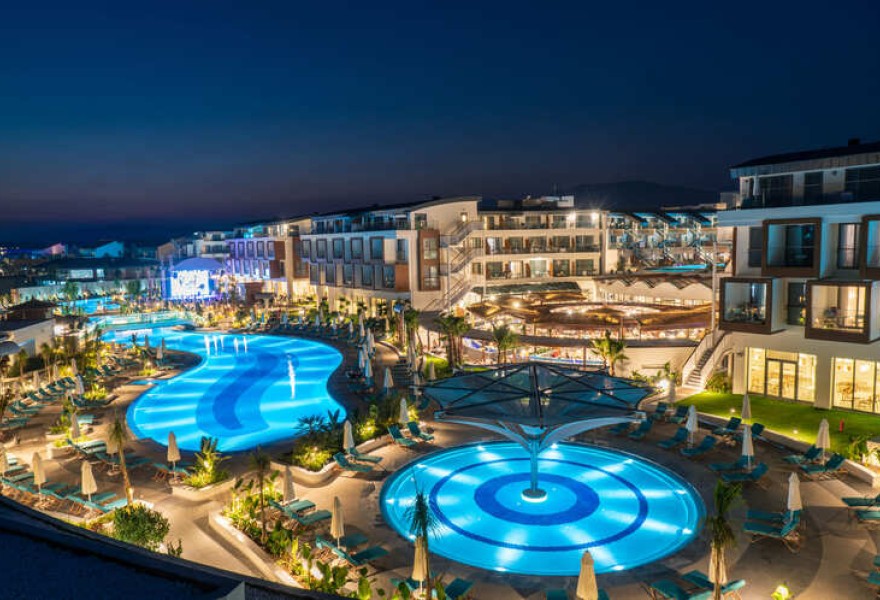 Liberty Fabay Fethiye | Proyecto de madera natural para la piscina del hotel