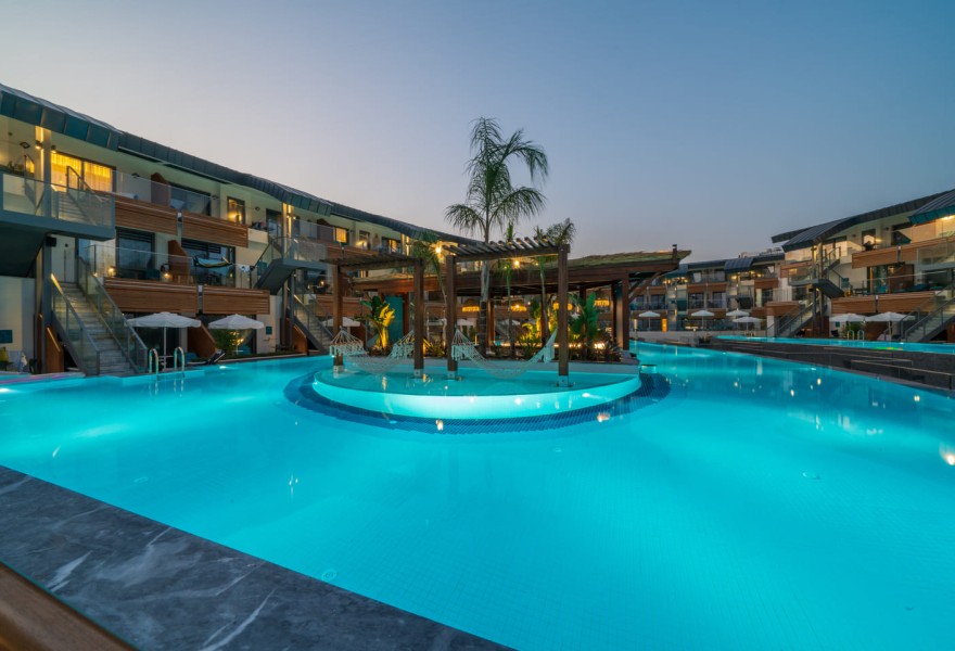 Liberty Fabay Fethiye | Proyecto de madera natural para la piscina del hotel
