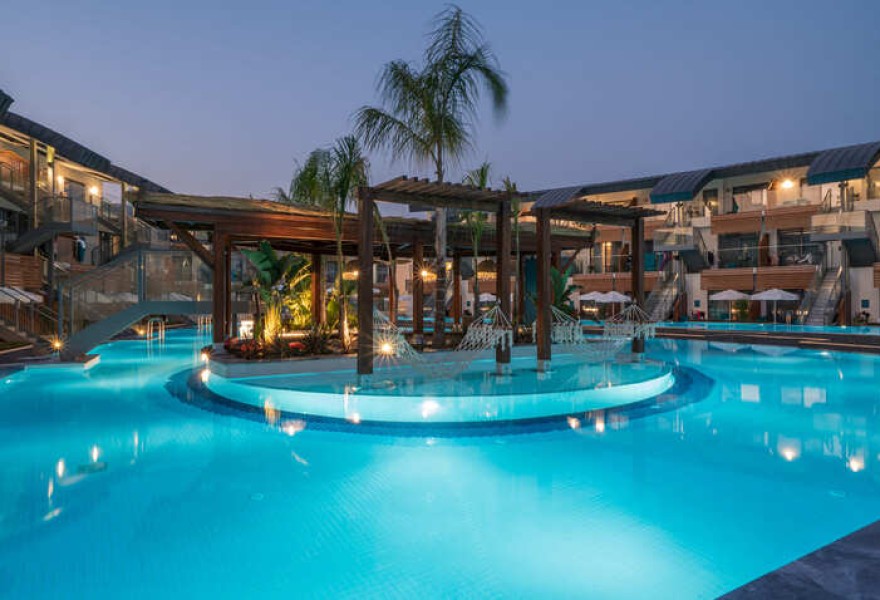Liberty Fabay Fethiye | Proyecto de madera natural para la piscina del hotel