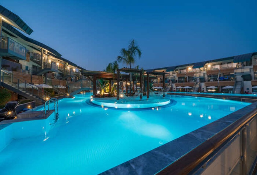 Liberty Fabay Fethiye | Proyecto de madera natural para la piscina del hotel