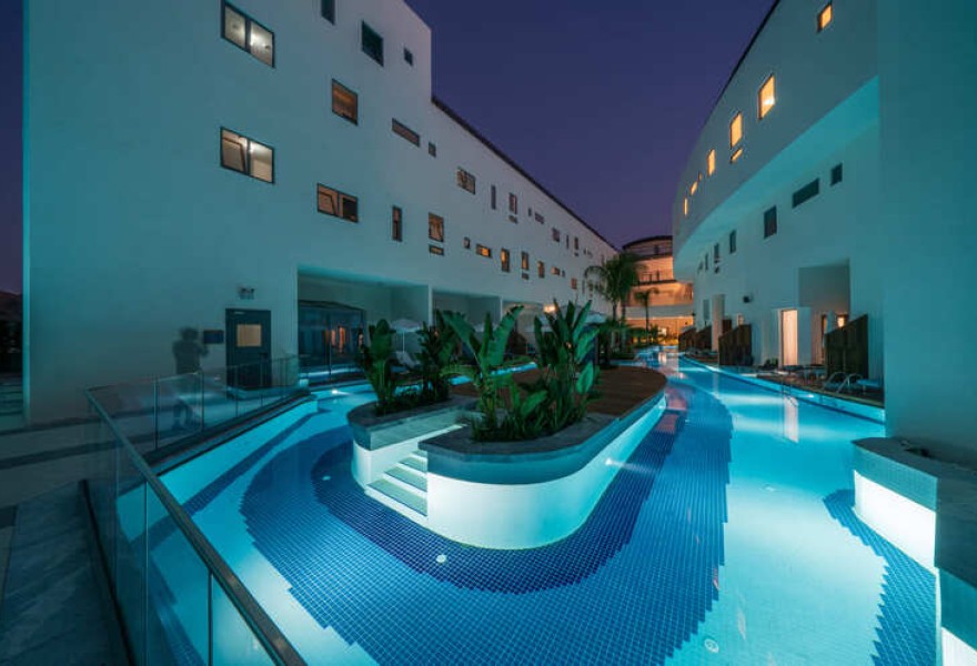 Liberty Fabay Fethiye | Proyecto de madera natural para la piscina del hotel