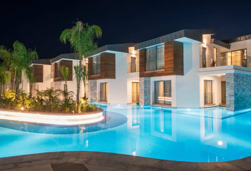 Liberty Fabay Fethiye | Proyecto de madera natural para la piscina del hotel