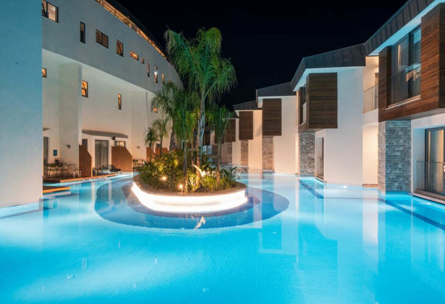 Liberty Fabay Fethiye | Proyecto de madera natural para la piscina del hotel