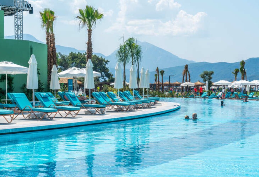 Liberty Fabay Fethiye | Proyecto de madera natural para la piscina del hotel