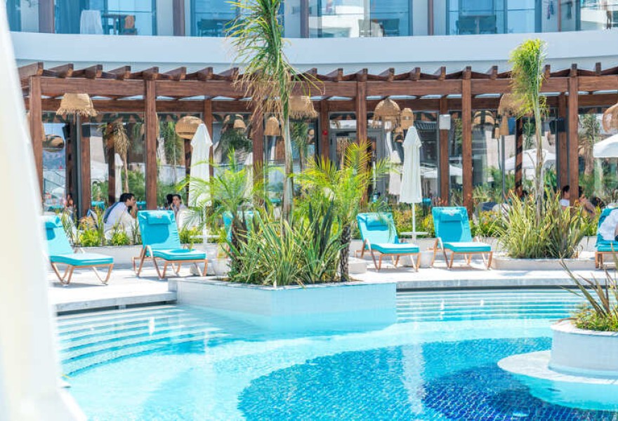 Liberty Fabay Fethiye | Proyecto de madera natural para la piscina del hotel