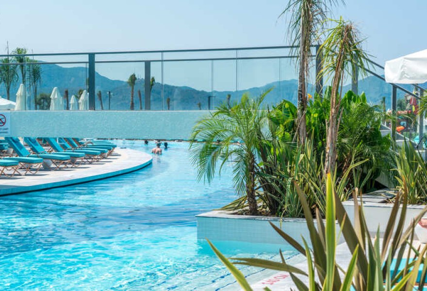 Liberty Fabay Fethiye | Proyecto de madera natural para la piscina del hotel