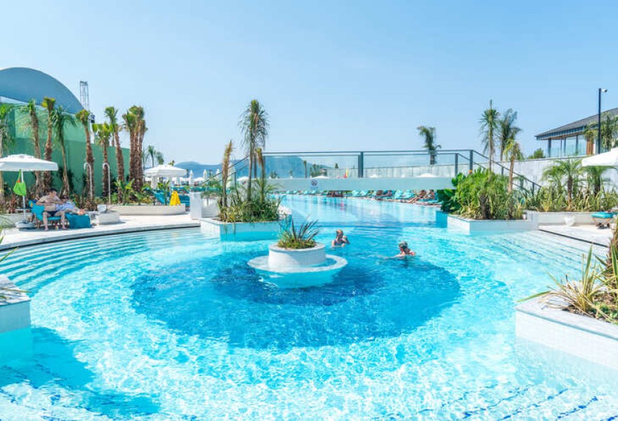 Liberty Fabay Fethiye | Proyecto de madera natural para la piscina del hotel
