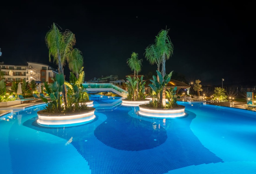 Liberty Fabay Fethiye | Proyecto de madera natural para la piscina del hotel