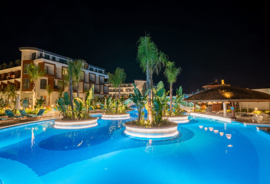 Liberty Fabay Fethiye | Proyecto de madera natural para la piscina del hotel