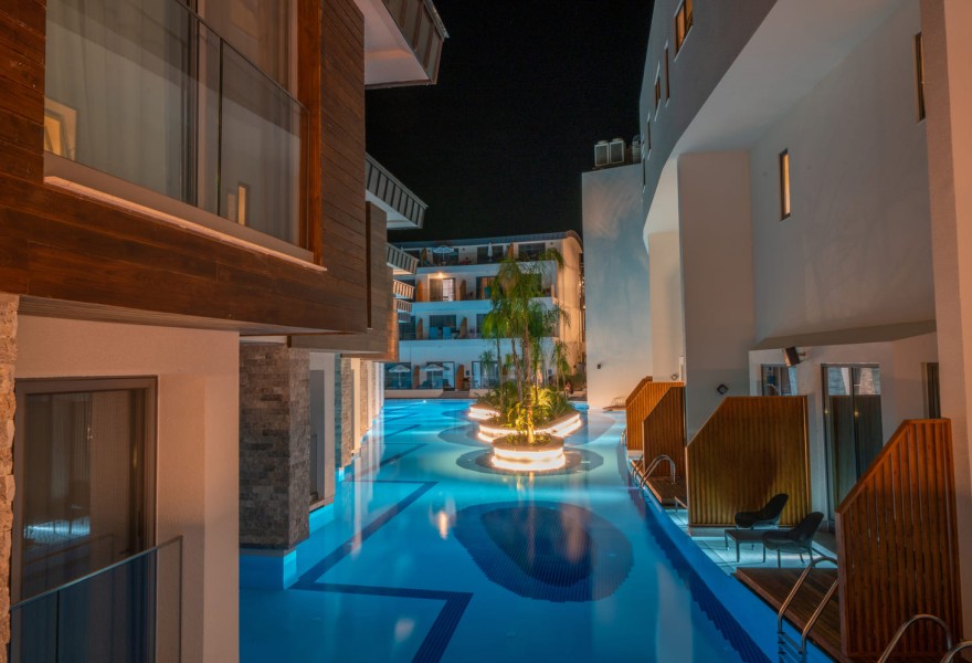 Liberty Fabay Fethiye | Proyecto de madera natural para la piscina del hotel