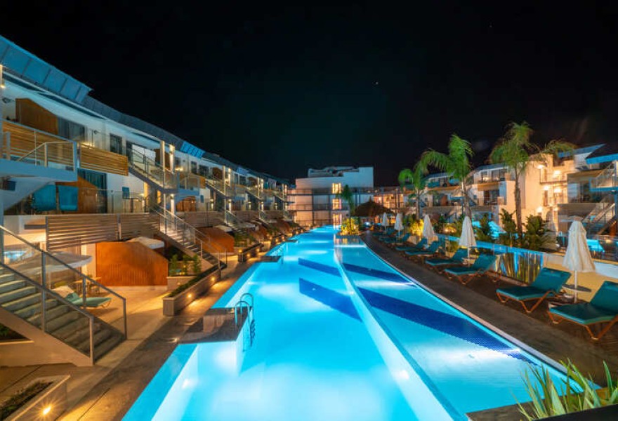 Liberty Fabay Fethiye | Proyecto de madera natural para la piscina del hotel