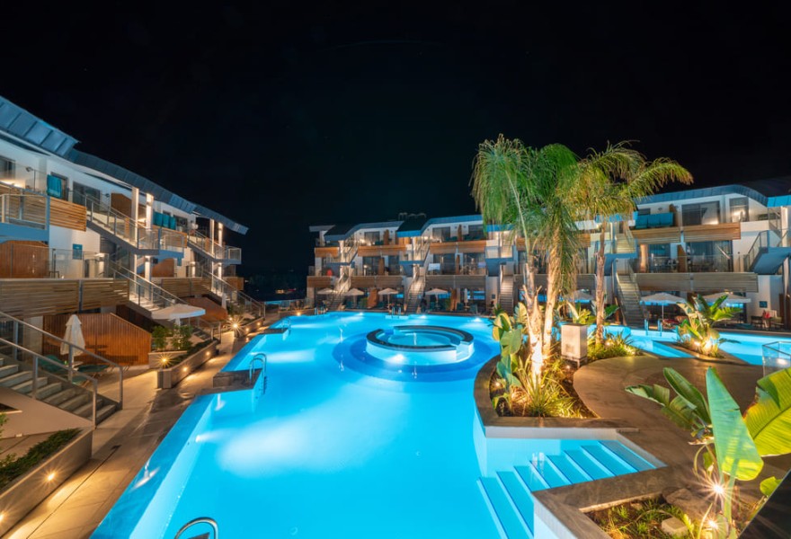Liberty Fabay Fethiye | Proyecto de madera natural para la piscina del hotel