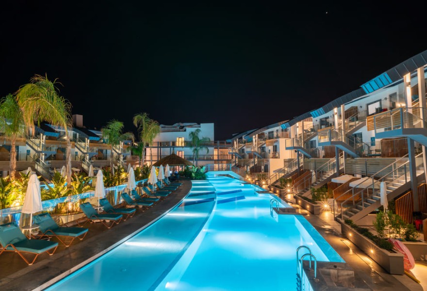 Liberty Fabay Fethiye | Proyecto de madera natural para la piscina del hotel