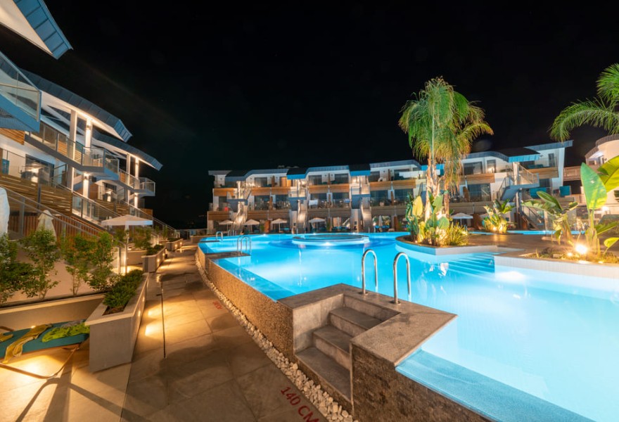 Liberty Fabay Fethiye | Proyecto de madera natural para la piscina del hotel