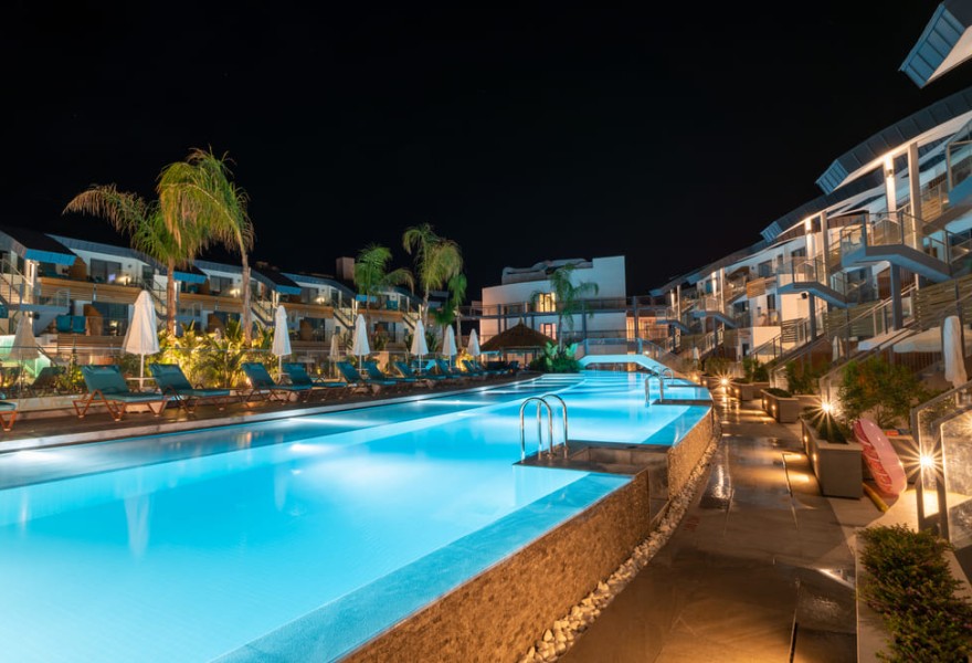 Liberty Fabay Fethiye | Proyecto de madera natural para la piscina del hotel