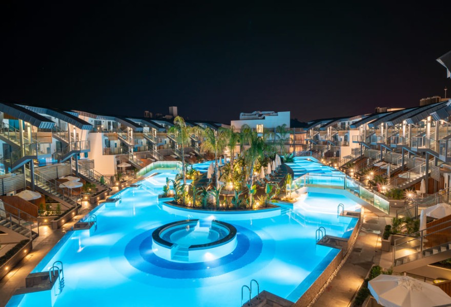 Liberty Fabay Fethiye | Proyecto de madera natural para la piscina del hotel