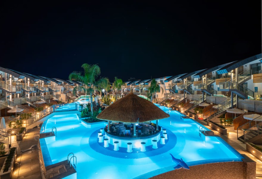 Liberty Fabay Fethiye | Proyecto de madera natural para la piscina del hotel