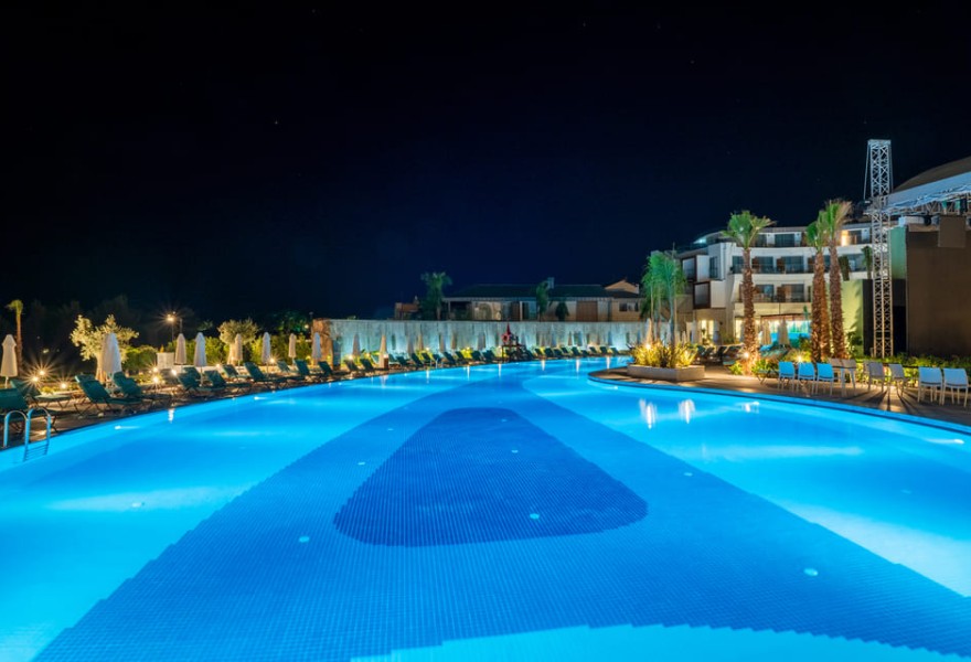 Liberty Fabay Fethiye | Projet de piscine d'hôtel en bois naturel