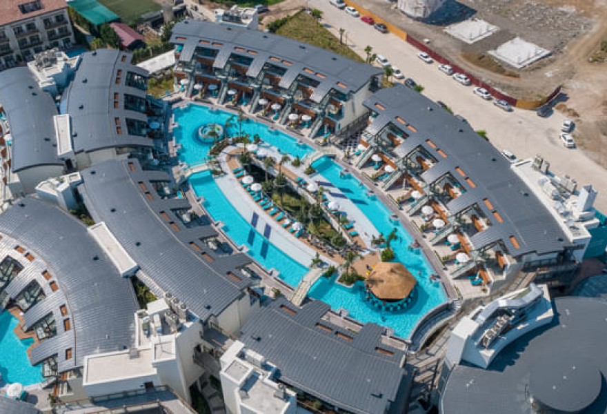 Liberty Fabay Fethiye | Proyecto de madera natural para la piscina del hotel