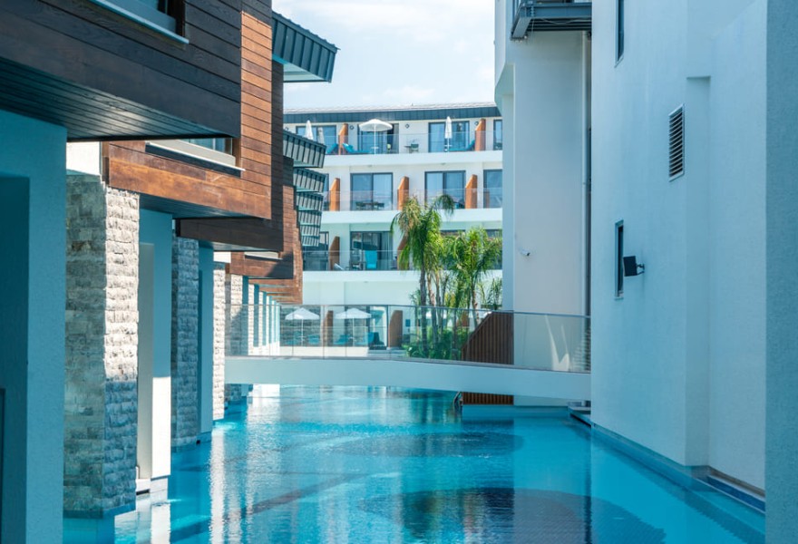 Liberty Fabay Fethiye | Proyecto de madera natural para la piscina del hotel