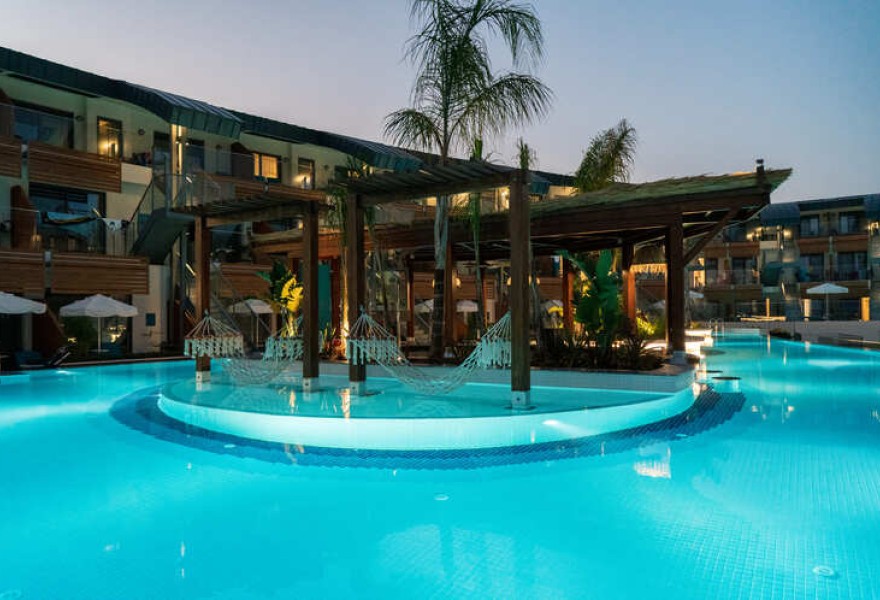 Liberty Fabay Fethiye | Proyecto de madera natural para la piscina del hotel