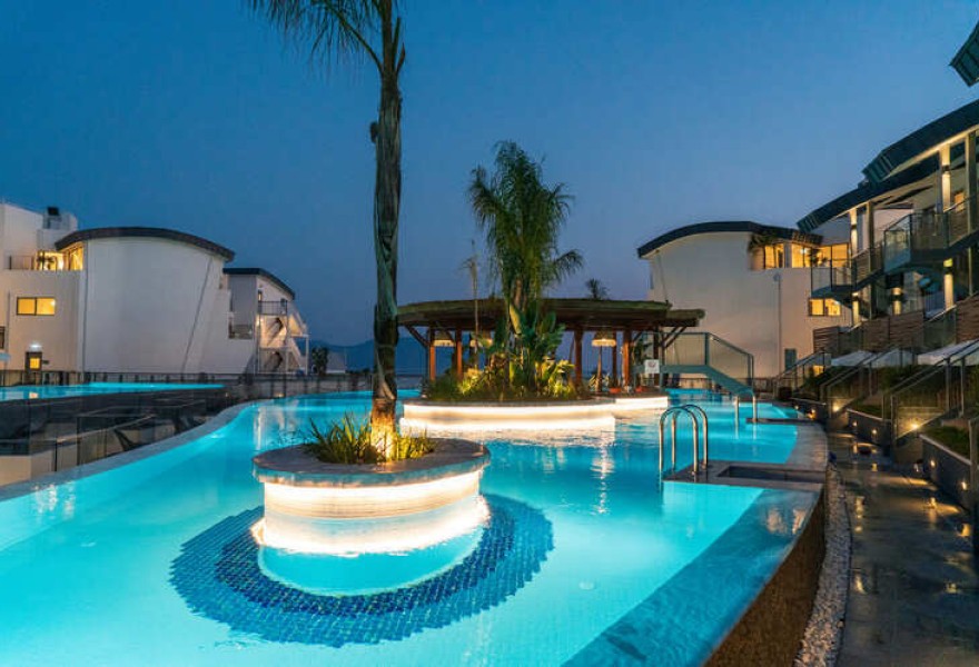 Liberty Fabay Fethiye | Proyecto de madera natural para la piscina del hotel