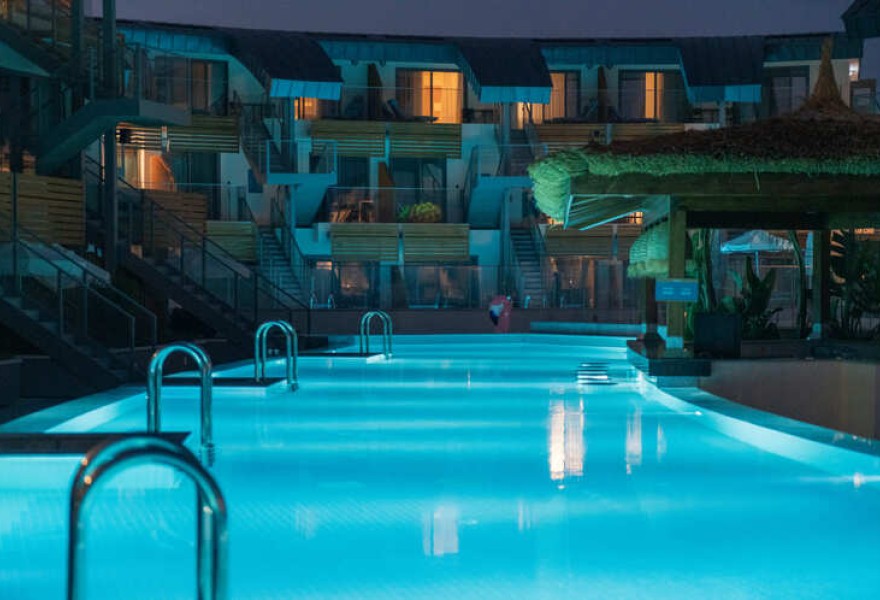 Liberty Fabay Fethiye | Proyecto de madera natural para la piscina del hotel