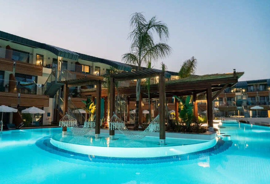 Liberty Fabay Fethiye | Proyecto de madera natural para la piscina del hotel