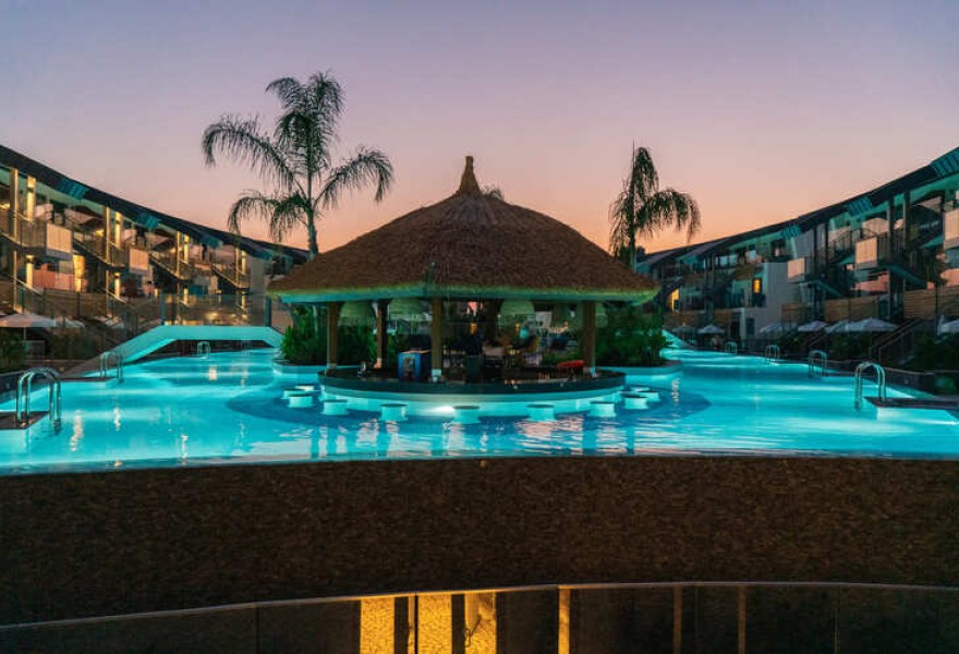 Liberty Fabay Fethiye | Proyecto de madera natural para la piscina del hotel