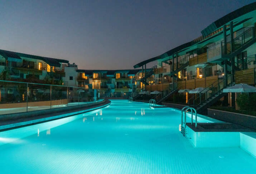 Liberty Fabay Fethiye | Proyecto de madera natural para la piscina del hotel