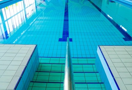 Sicherheit in Olympischen Schwimmbädern: Die Bedeutung rutschfester Porzellanoberflächen