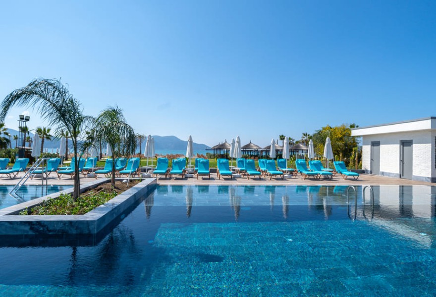 Liberty Fabay Fethiye | Proyecto de madera natural para la piscina del hotel