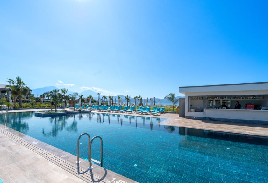 Liberty Fabay Fethiye | Proyecto de madera natural para la piscina del hotel