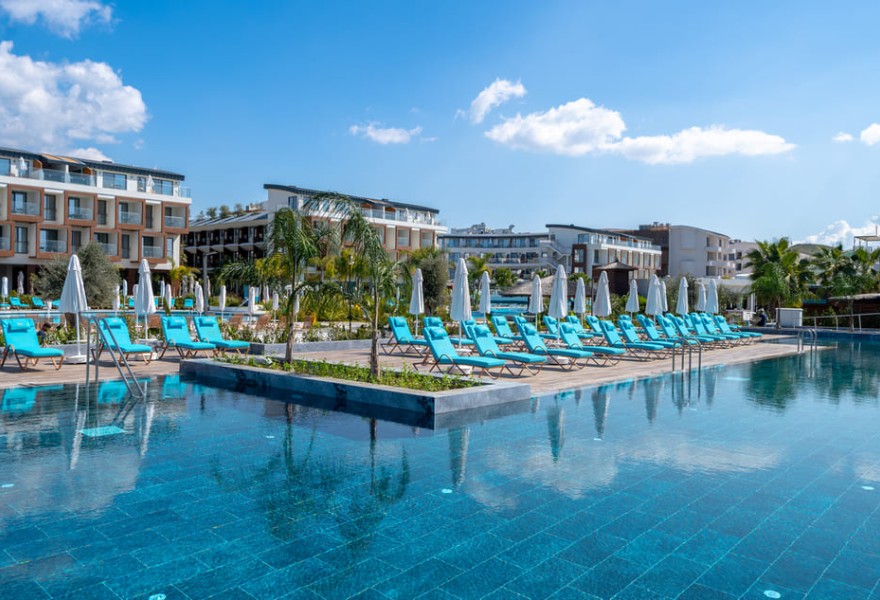 Liberty Fabay Fethiye | Proyecto de madera natural para la piscina del hotel